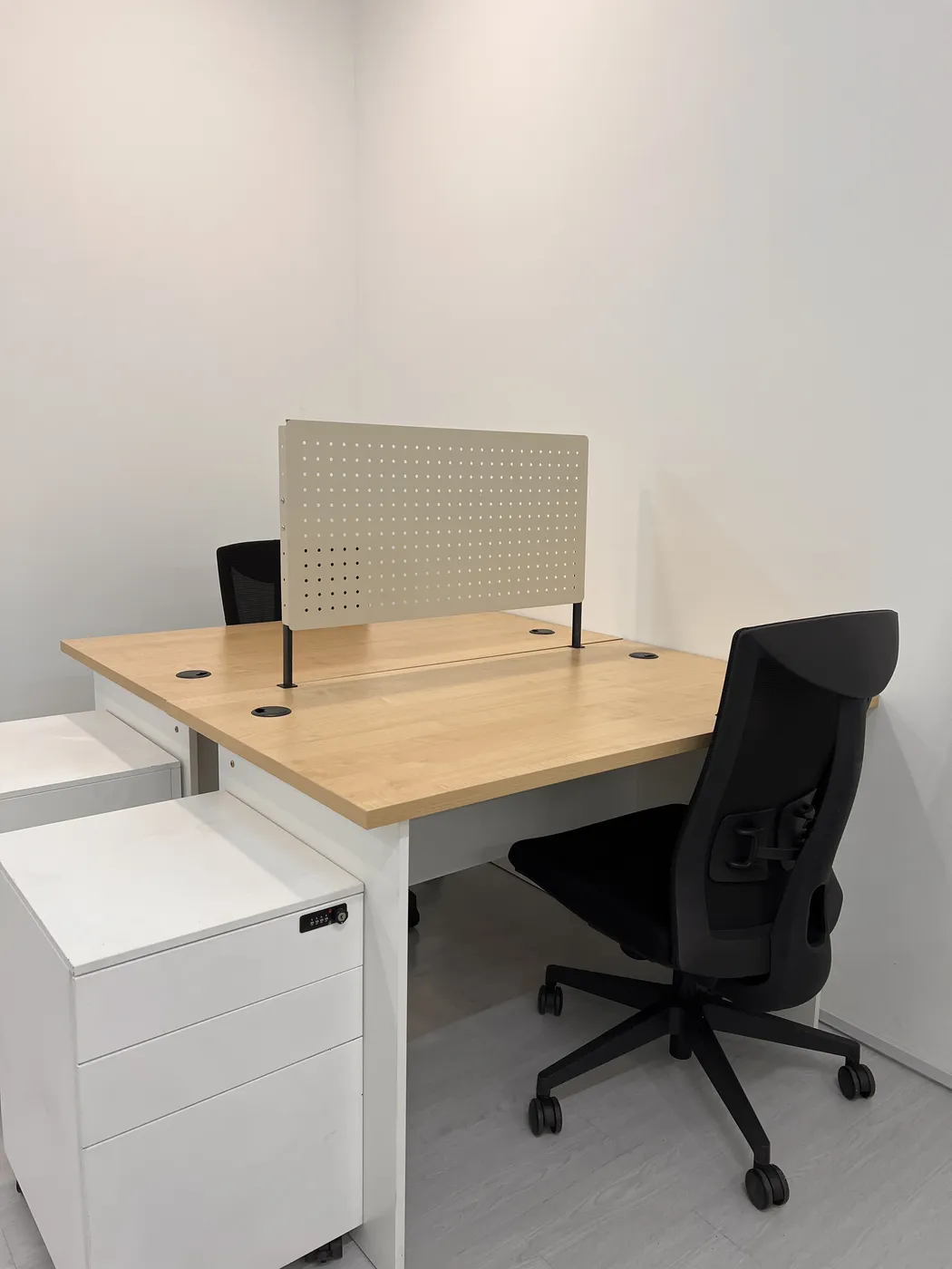 設有分隔板的 Gather Workspace 固定辦公桌